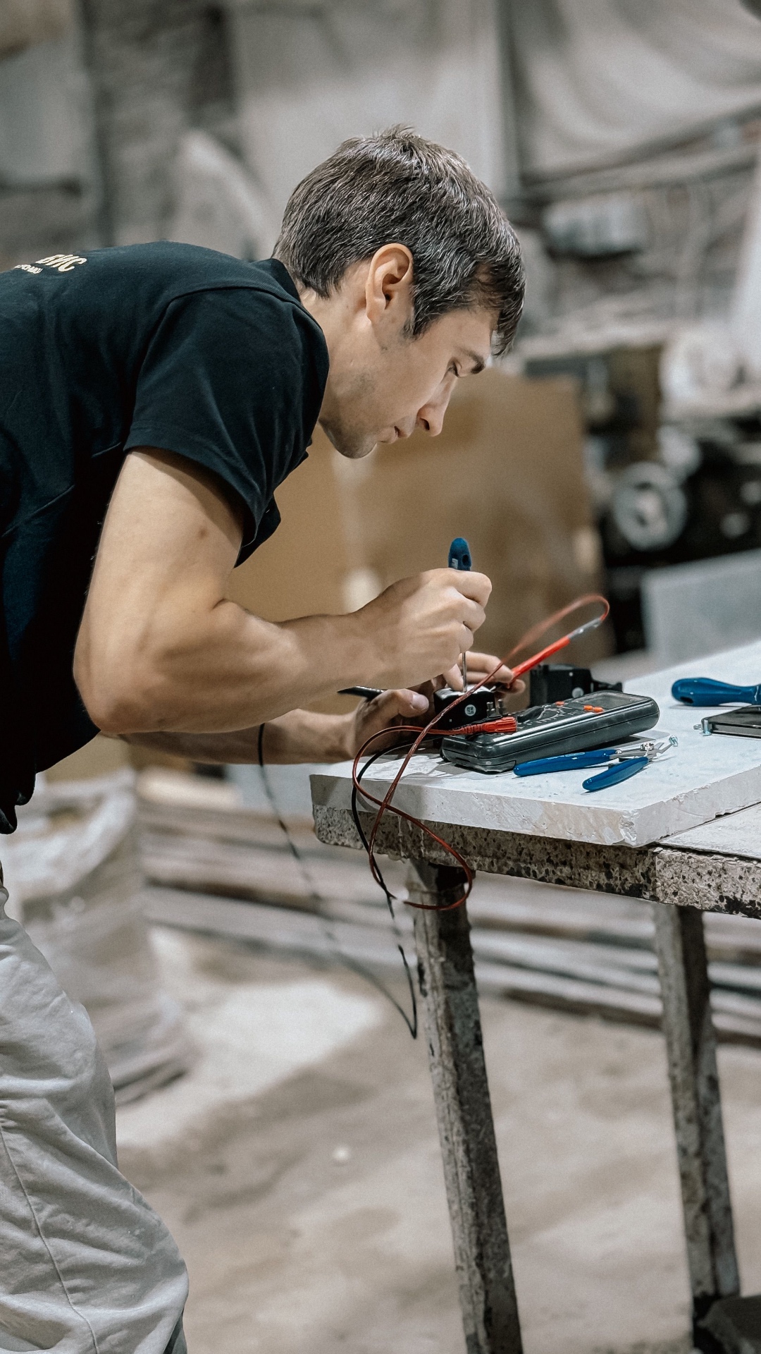 Artisan électricien en intervention sur un chantier